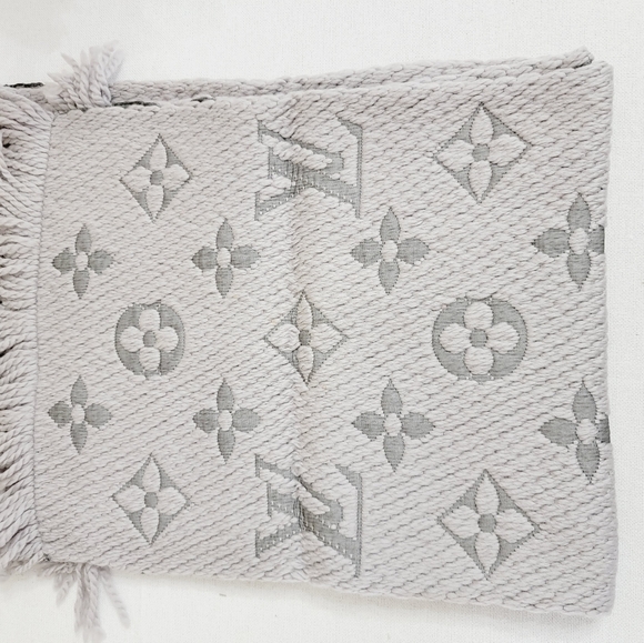 Louis Vuitton Knit Wrap - Picture 3 of 3